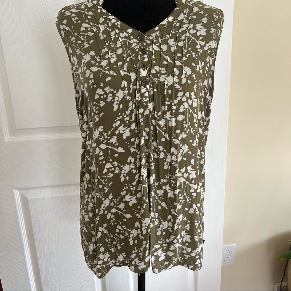 The North Face women’s floral top Size Med
Olive green and cream